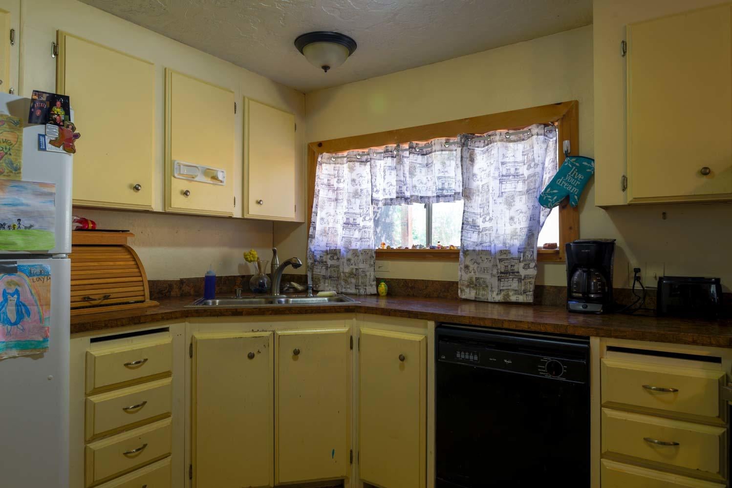 9757 Blackwell Road Central Point, OR 97502 - Photo 8 of 28 _ALB8562-HDR