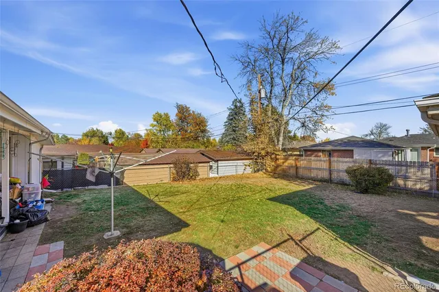 a view of a backyard