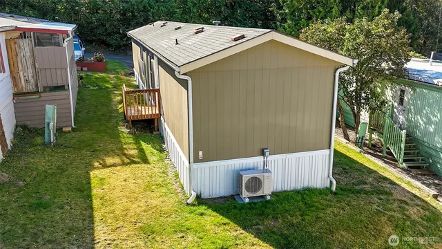 a view of a house with backyard and garden