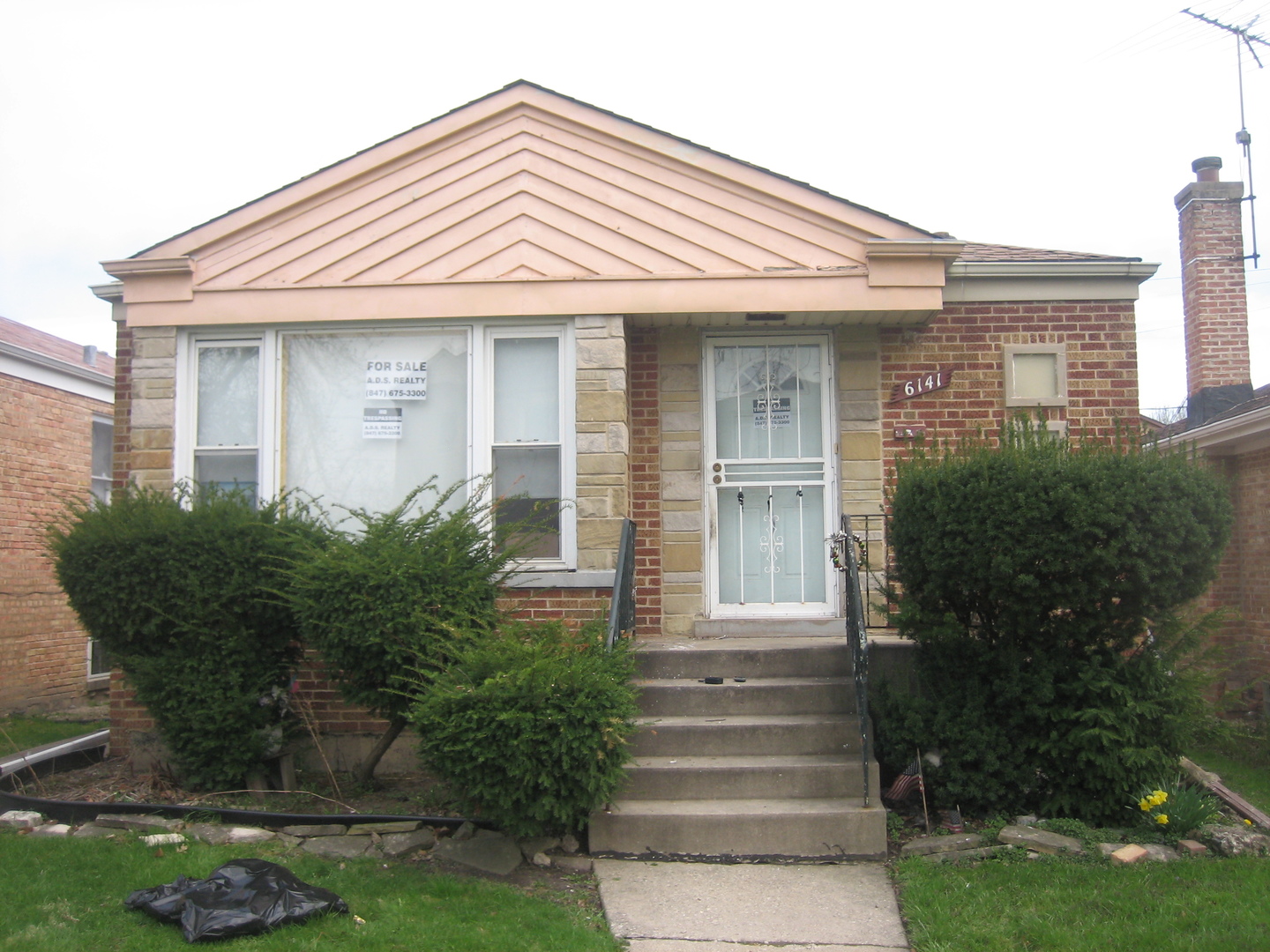 6141 North Harding Avenue Chicago, IL 60659 - Photo 2 of 11 a front view of a house with plants