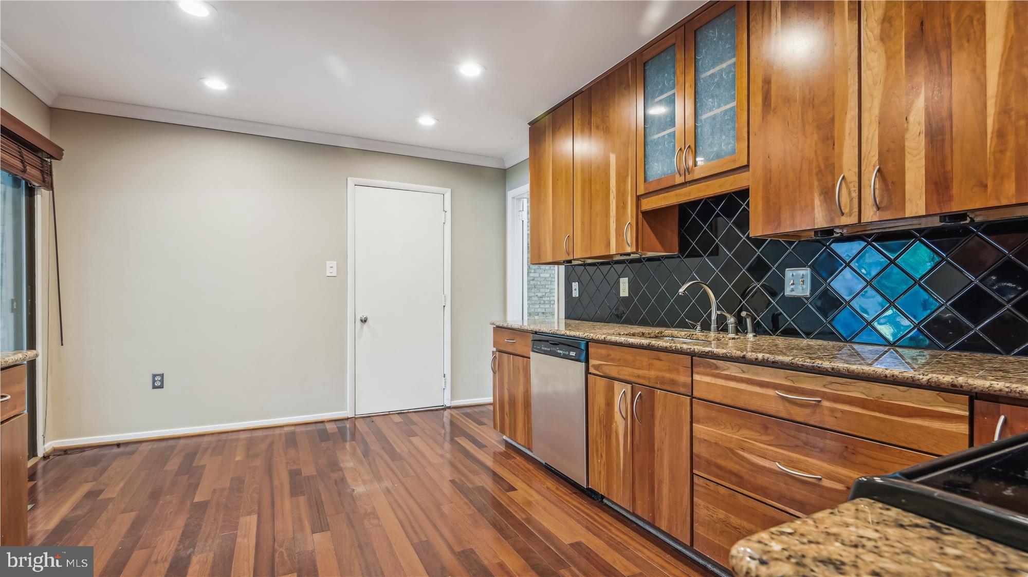 1411 Wolftrap Run Road Vienna, VA 22182 - Photo 5 of 48 Eat-in kitchen with tile backsplash