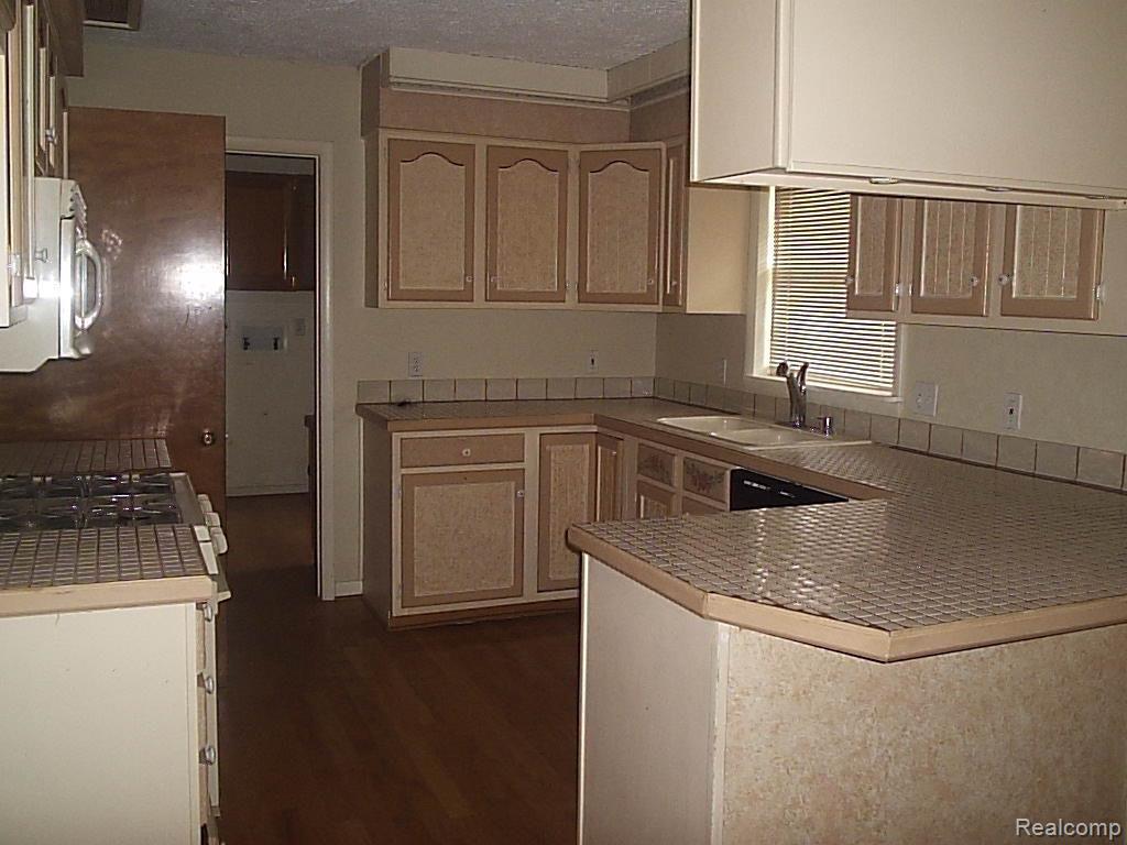 5692 North Latson Road Howell, MI 48855 - Photo 7 of 9 P7270010