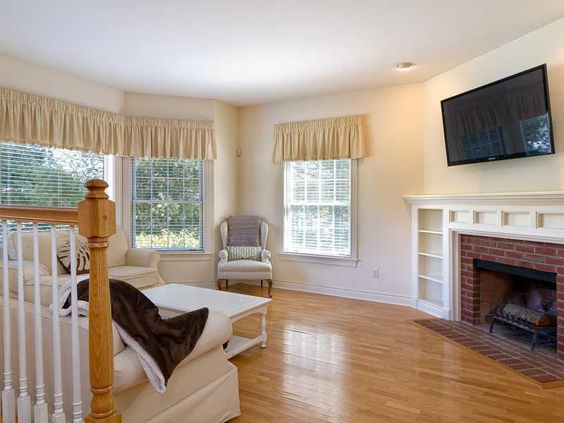 21 Inverness Road Falmouth, ME 04105 - Photo 13 of 29 Den/Family/Great Room.