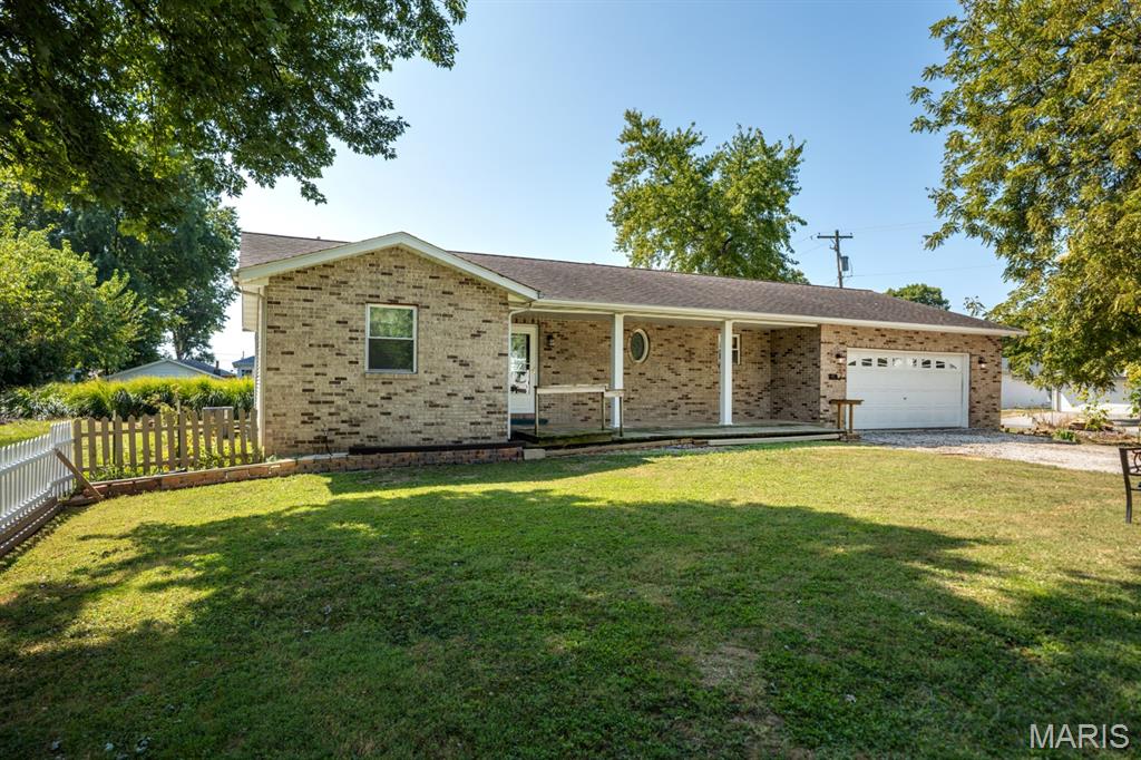 626 West 6th Street Staunton, IL 62088 - Photo 2 of 27