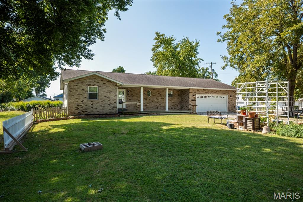 626 West 6th Street Staunton, IL 62088 - Photo 3 of 27