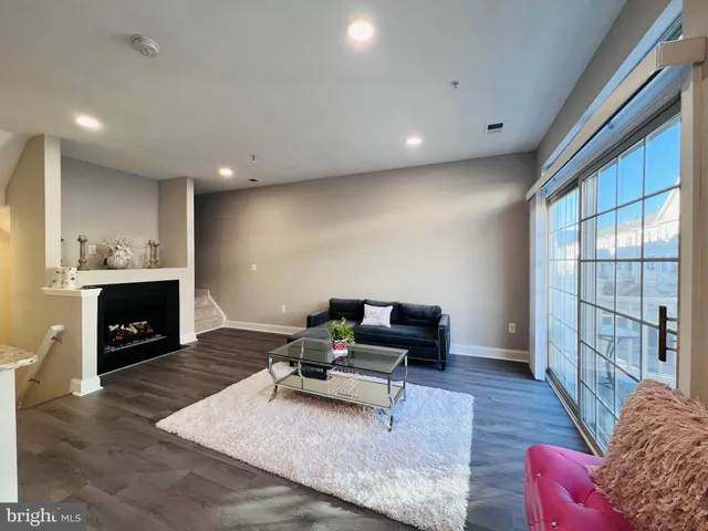 $3,300 | 46375 Pryor Square, Sterling, VA 20165