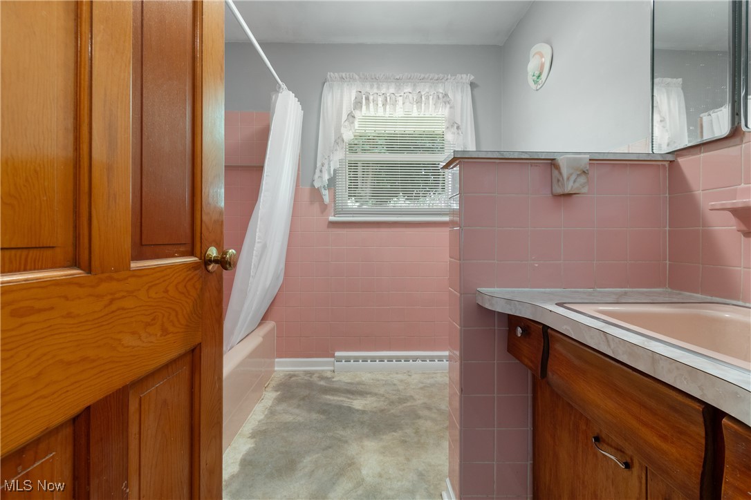 627 River Road Canal Fulton, OH 44614 - Photo 16 of 30 Main bathroom with shower/tub