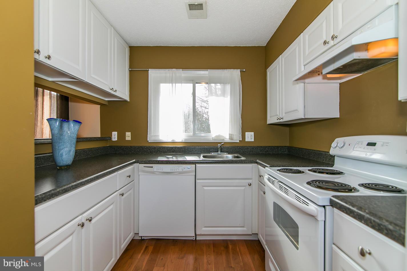 2261 Coppersmith Square Reston, VA 20191 - Photo 2 of 27 Kitchen