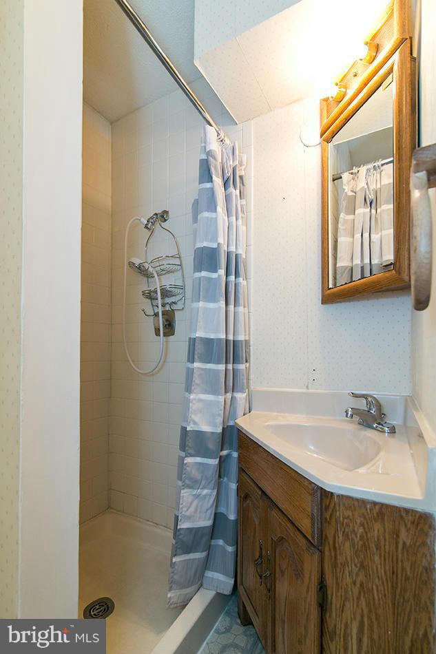 2261 Coppersmith Square Reston, VA 20191 - Photo 21 of 27 Bath