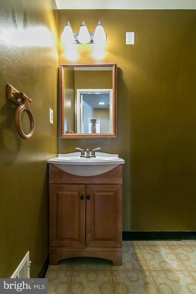 2261 Coppersmith Square Reston, VA 20191 - Photo 22 of 27 Bath