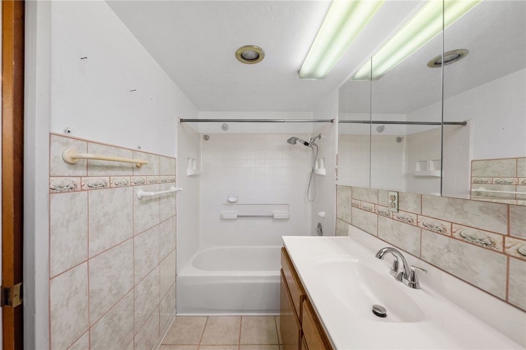 20398 Bailly Street Perris, CA 92570 - Photo 19 of 33 Primary Bathroom