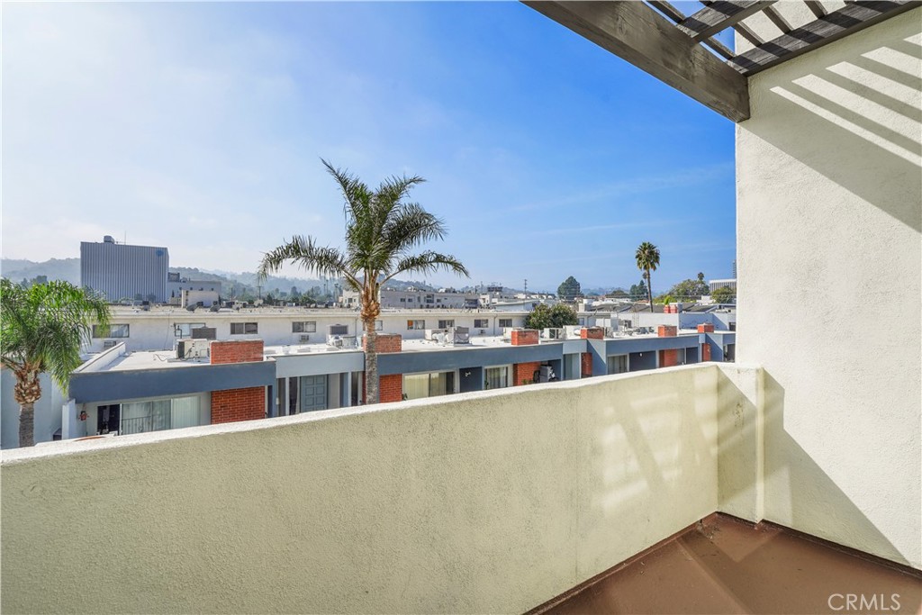 4623 Willis Avenue, Unit 305 Sherman Oaks, CA 91403 - Photo 22 of 74 a view of a living room with furniture