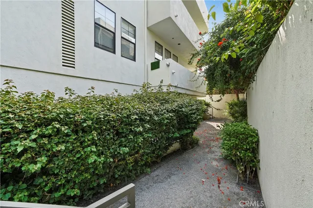 $3,995 | 4623 Willis Avenue, Unit 305, Sherman Oaks, CA 91403