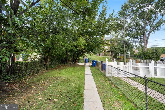 a view of a backyard with pathway