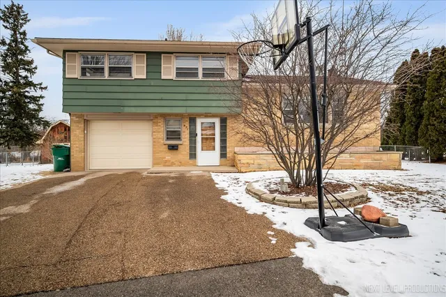 $310,000 | 921 Birchwood Drive, Sycamore, IL 60178