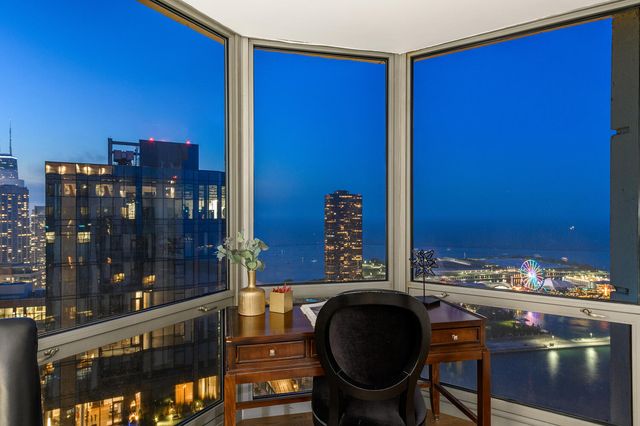 $1,375,000 | 195 North Harbor Drive, Unit 5501, Chicago, IL 60601