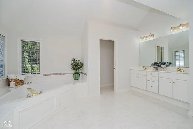 $899,000 | 4827 Woods Edge Drive, Zionsville, IN 46077