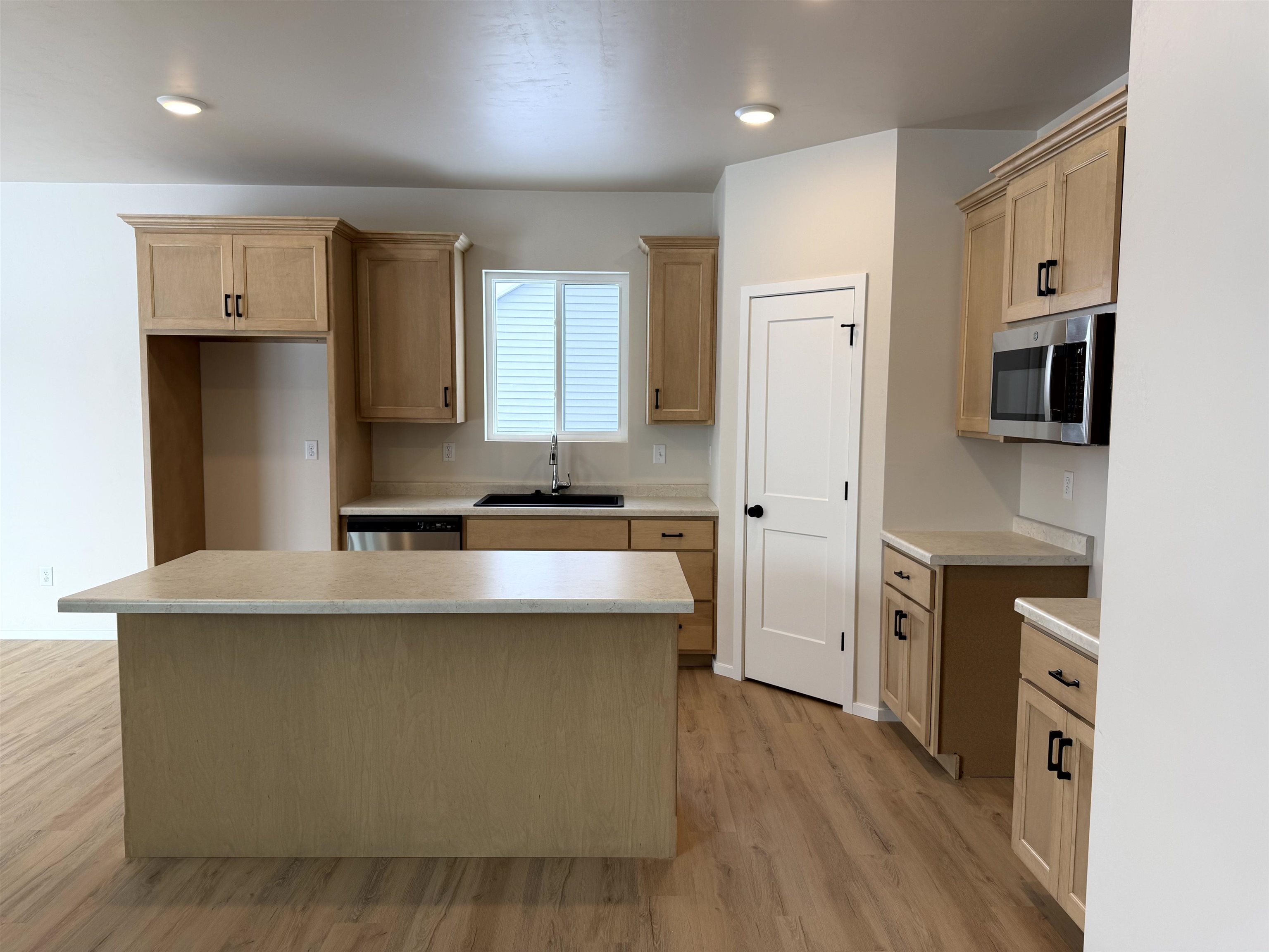 N9355 Gemstone Court Appleton, WI 54915 - Photo 2 of 14