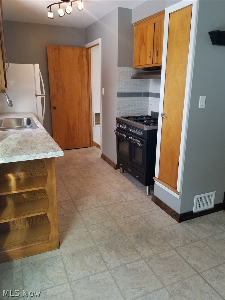 1656 Edgefield Road Lyndhurst, OH 44124 - Photo 8 of 35 Gallery Image 8