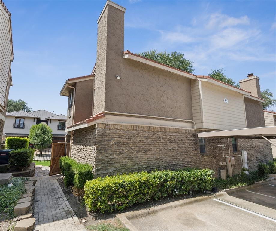 5200 Martel Avenue, Unit 36A Dallas, TX 75206 - Photo 30 of 34 a backyard of a house with lots of green space
