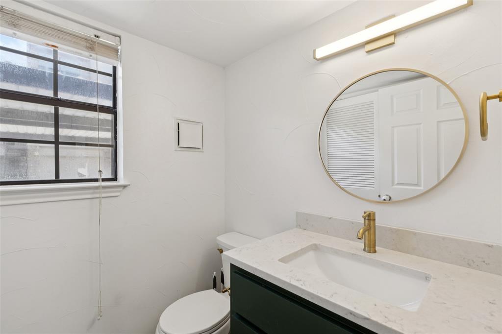 5200 Martel Avenue, Unit 36A Dallas, TX 75206 - Photo 7 of 34 a bathroom with a sink toilet and a mirror