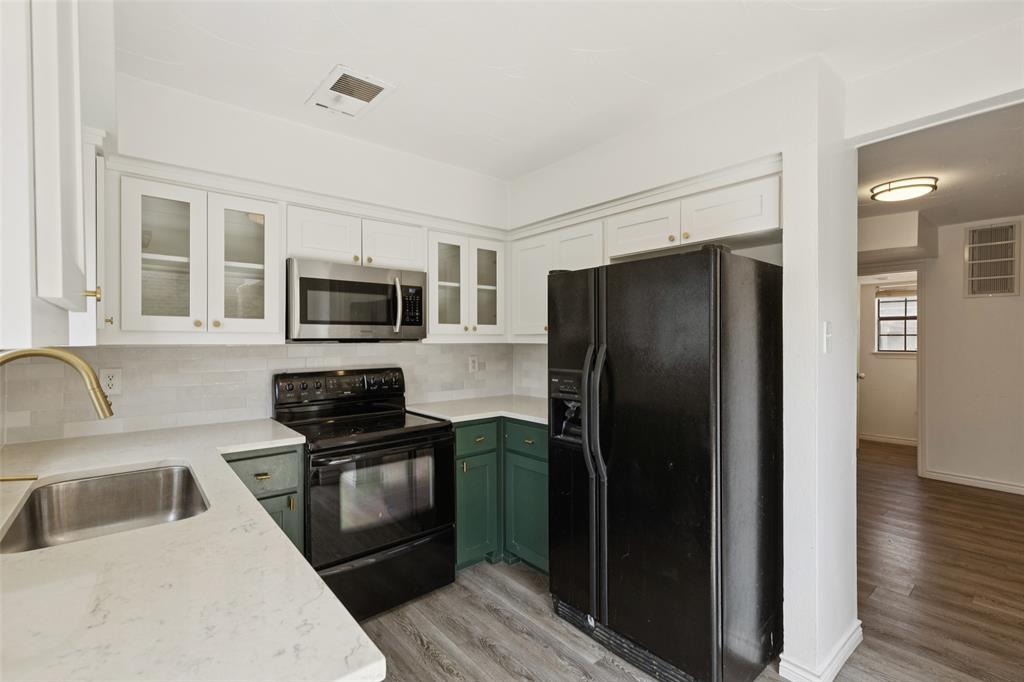 5200 Martel Avenue, Unit 36A Dallas, TX 75206 - Photo 8 of 34 a kitchen with a refrigerator stove and sink