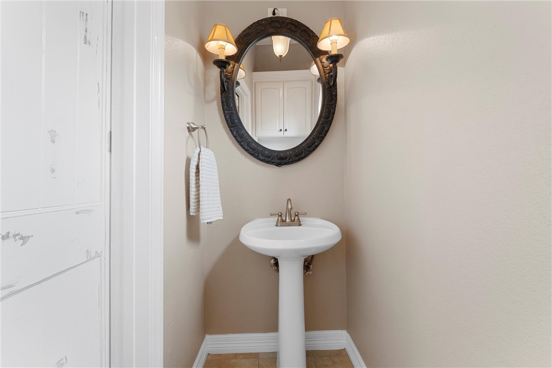 10513 T Bury Lane Waco, TX 76708 - Photo 16 of 36 a bathroom with a sink and a mirror