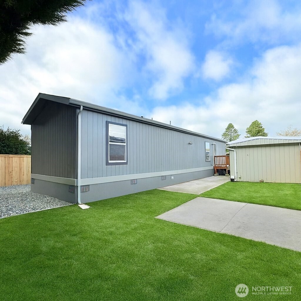 2322 Tacoma Road East, Unit 11 Puyallup, WA 98371 - Photo 12 of 15 a backyard of a house with lots of green space