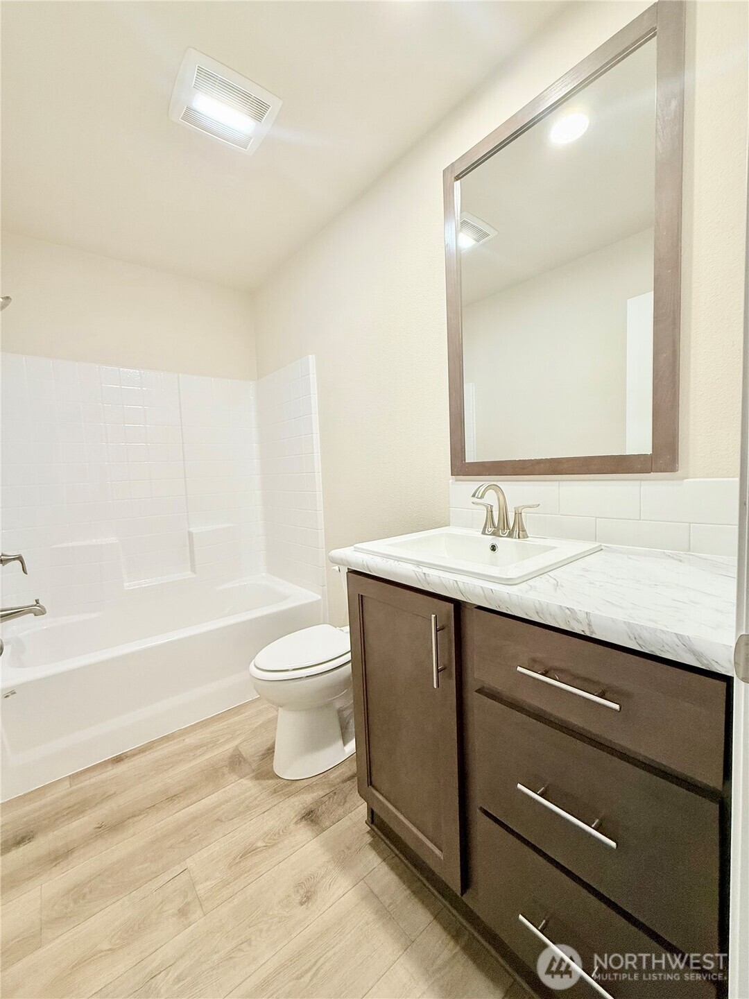 2322 Tacoma Road East, Unit 11 Puyallup, WA 98371 - Photo 9 of 15 a bathroom with a sink a toilet and a bathtub
