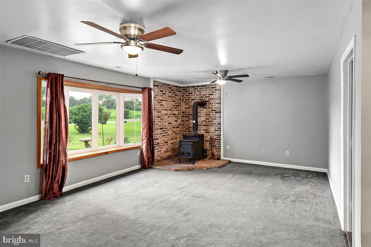 31388 Melson Road Delmar, MD 21875 - Photo 17 of 38 Living Room