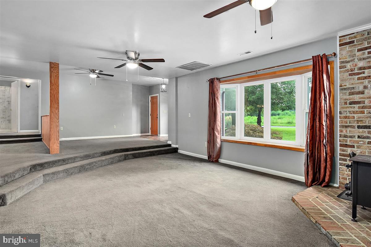 31388 Melson Road Delmar, MD 21875 - Photo 5 of 38 Living Room