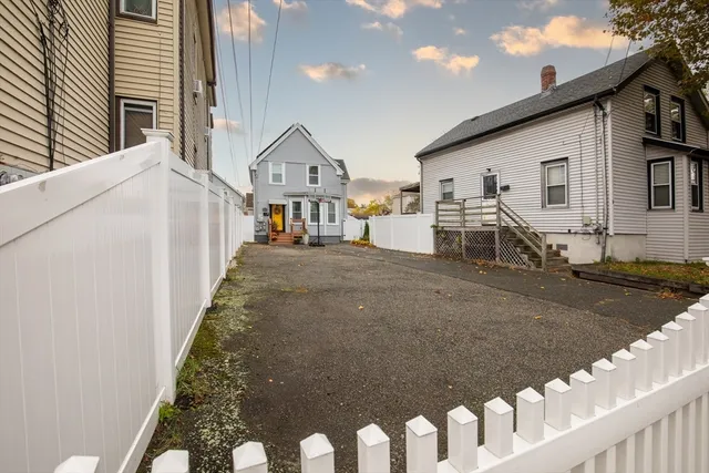 a view of a house with backyard