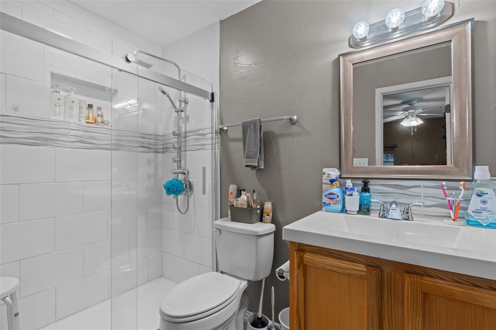 1205 South Rusk Street Weatherford, TX 76086 - Photo 17 of 27 On Suite Bathroom