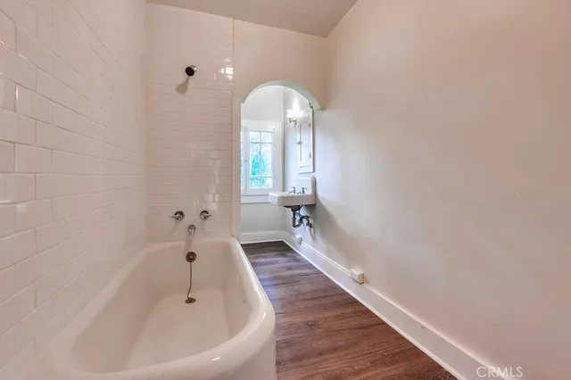 a view of a house with backyard and trees