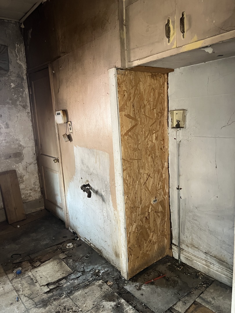 2231 South Drake Avenue Chicago, IL 60623 - Photo 6 of 16 a bathroom with a shower