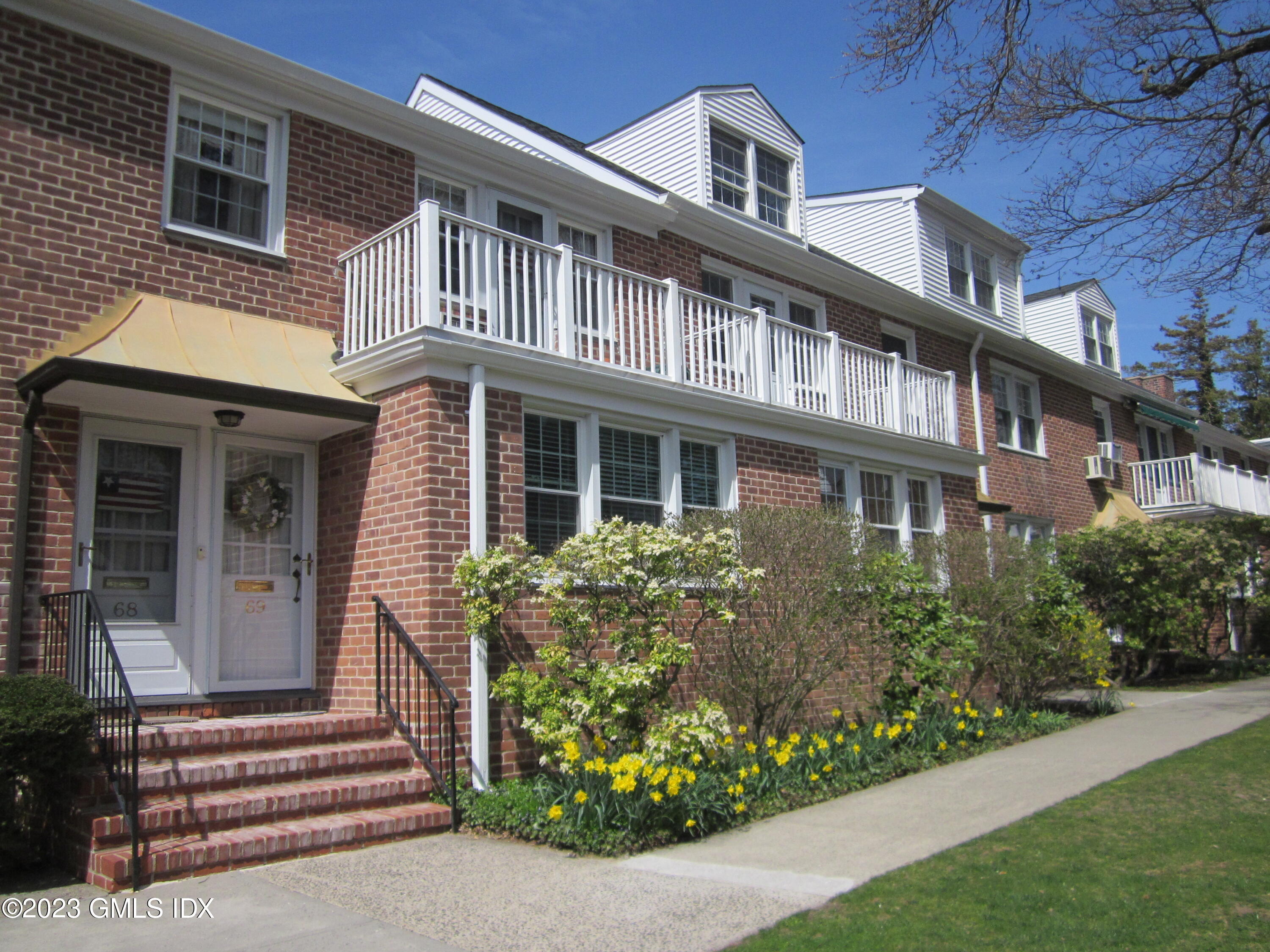 68 Putnam Park, Unit 68 Greenwich, CT 06830 - Photo 23 of 31 a front view of a house with garden