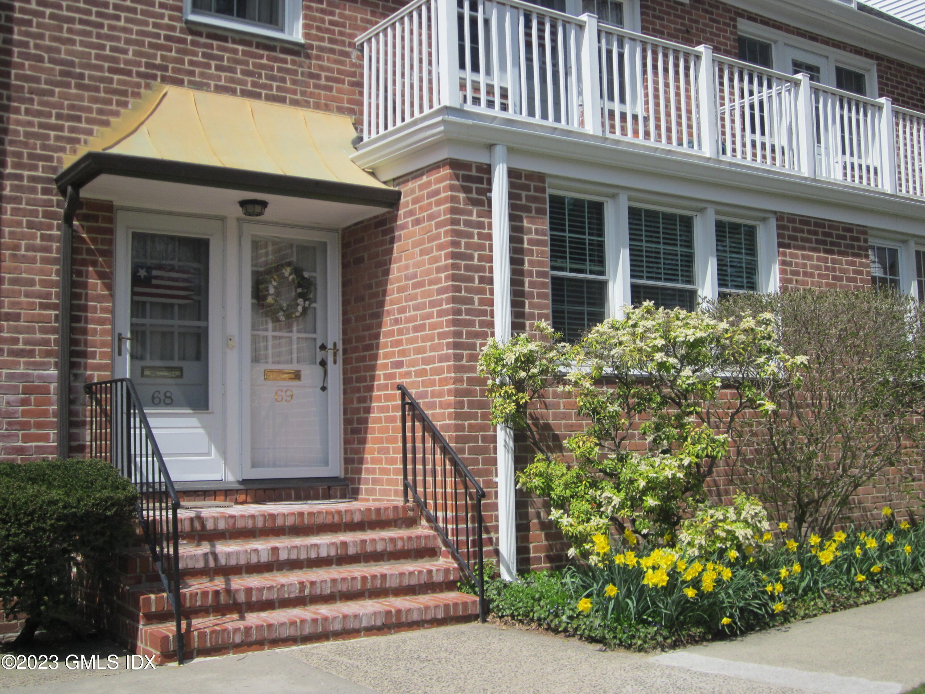 68 Putnam Park, Unit 68 Greenwich, CT 06830 - Photo 4 of 31 a front view of a house with a garden