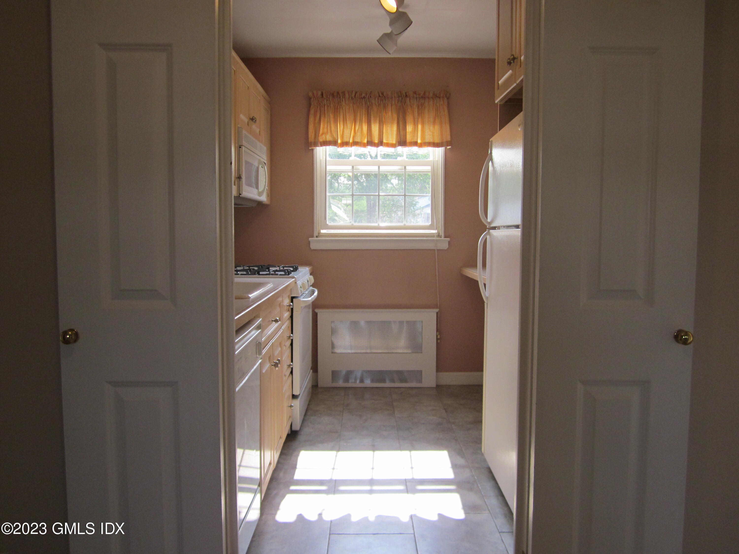 68 Putnam Park, Unit 68 Greenwich, CT 06830 - Photo 9 of 31 a bathroom with a bathtub and a window