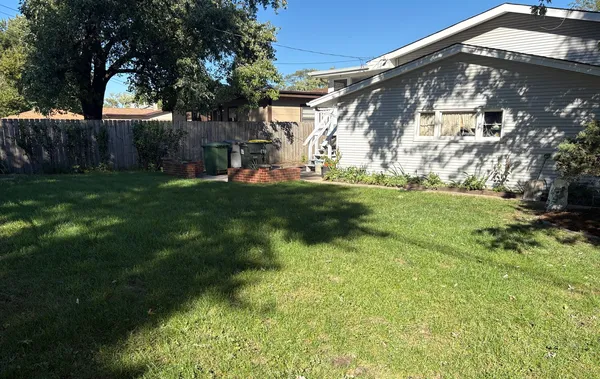a view of a back yard