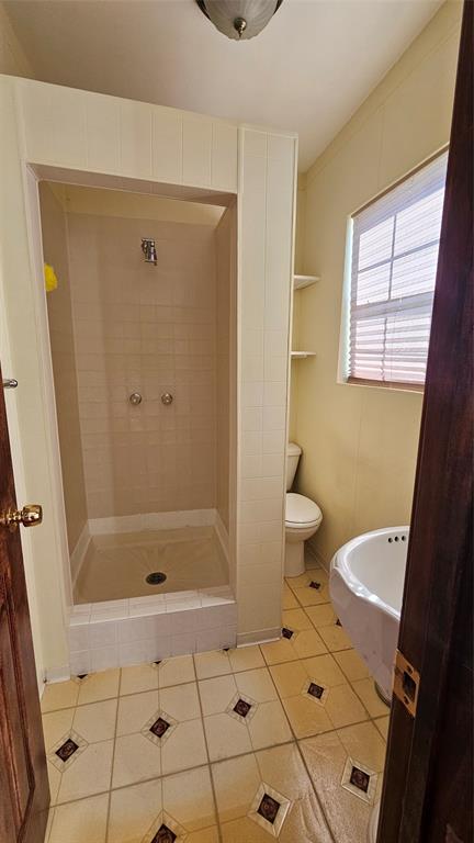 8736 Johns Road Alvarado, TX 76009 - Photo 12 of 32 a bathroom with a bathtub and toilet