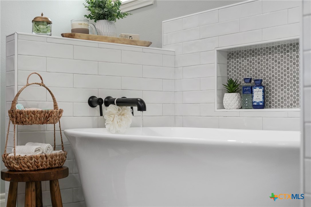 1899 Sunflower Trail Luling, TX 78648 - Photo 35 of 48 Primary suite soaking tub.