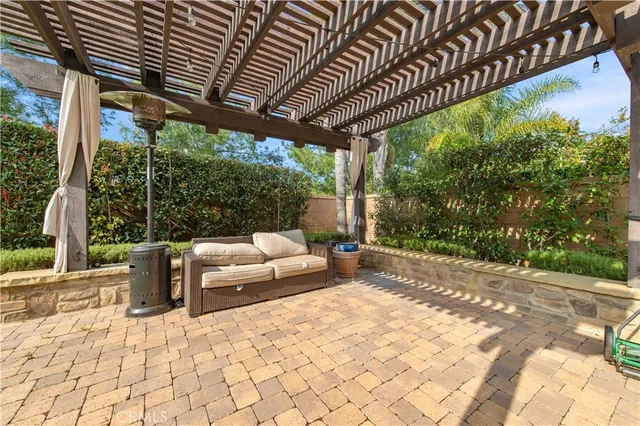 a view of a house with backyard and a tree