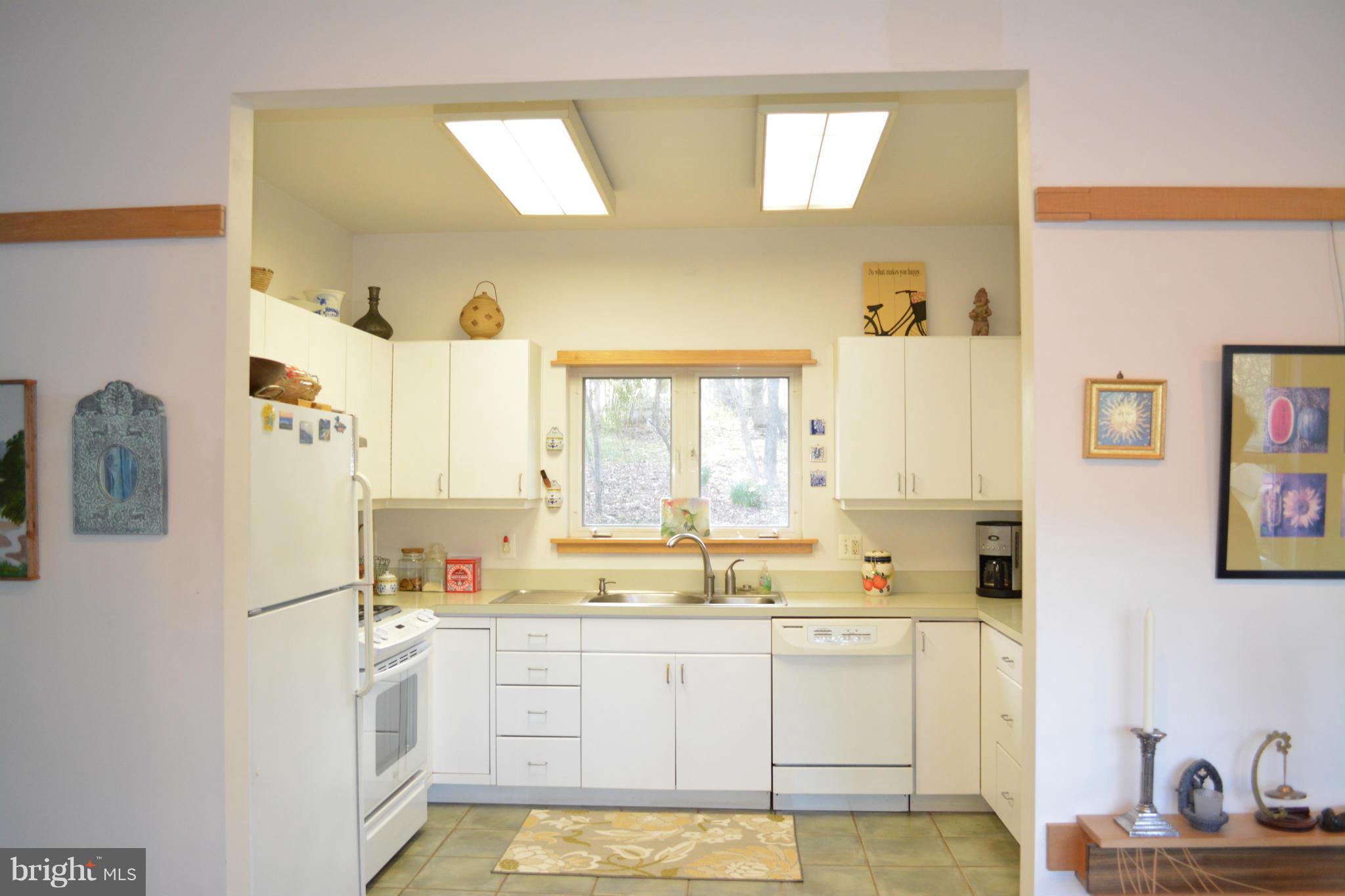 38313 North Fork Road Purcellville, VA 20132 - Photo 12 of 30 A kitchen with a view