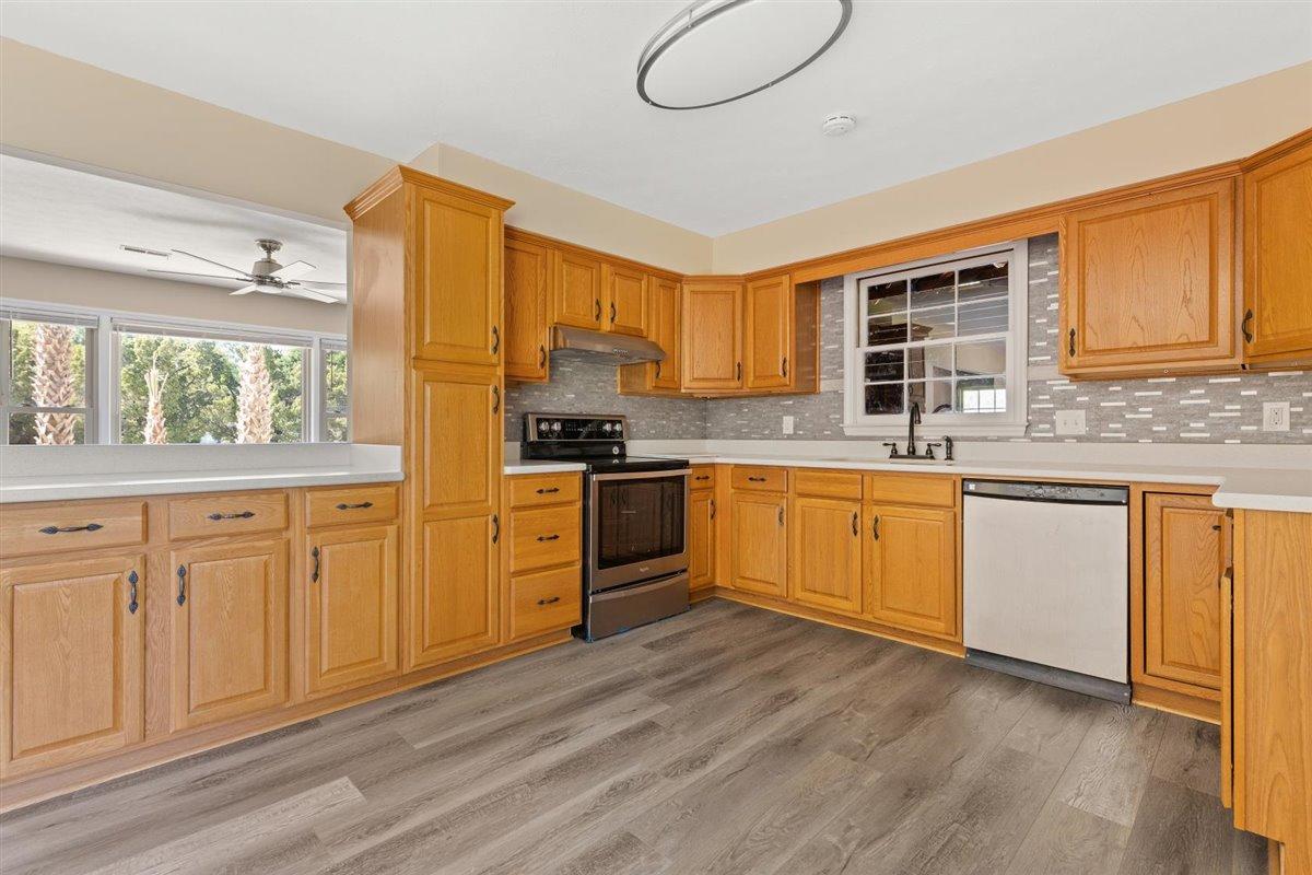 7666 Chippendale Road North Charleston, SC 29420 - Photo 8 of 22 Kitchen