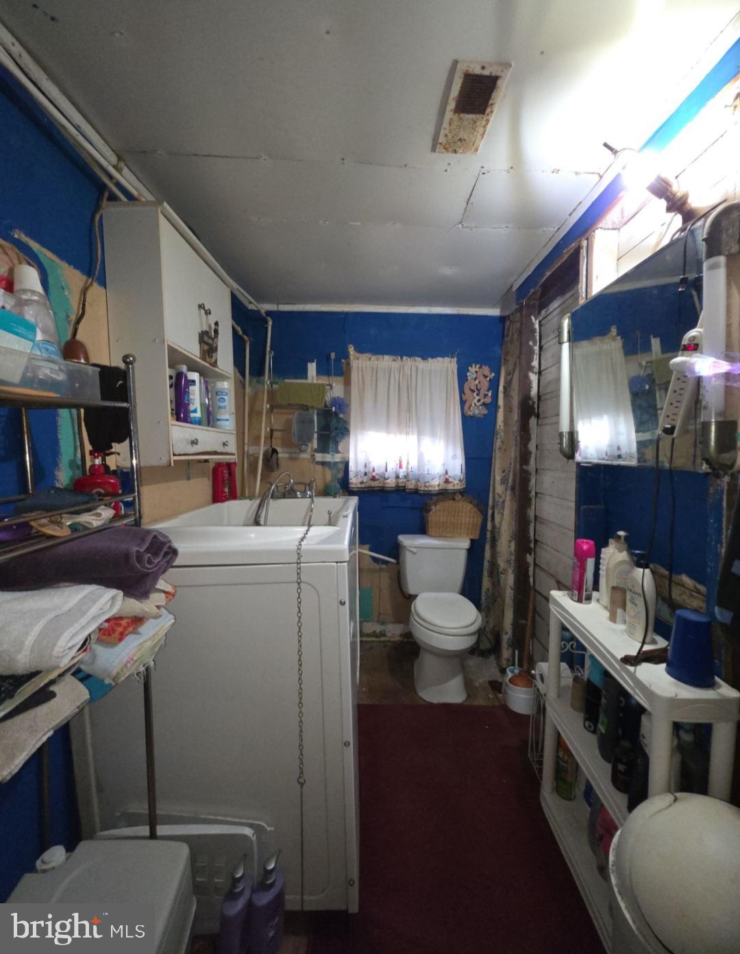 305 Main Street Newport, NJ 08345 - Photo 19 of 26 a room with furniture and a lamp