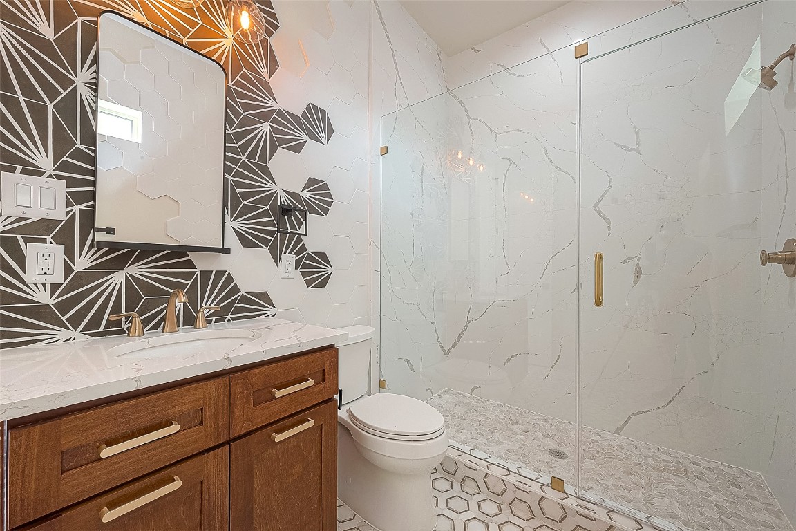 5510 Bosque Street Houston, TX 77056 - Photo 33 of 50 a bathroom with a granite countertop sink a toilet and shower