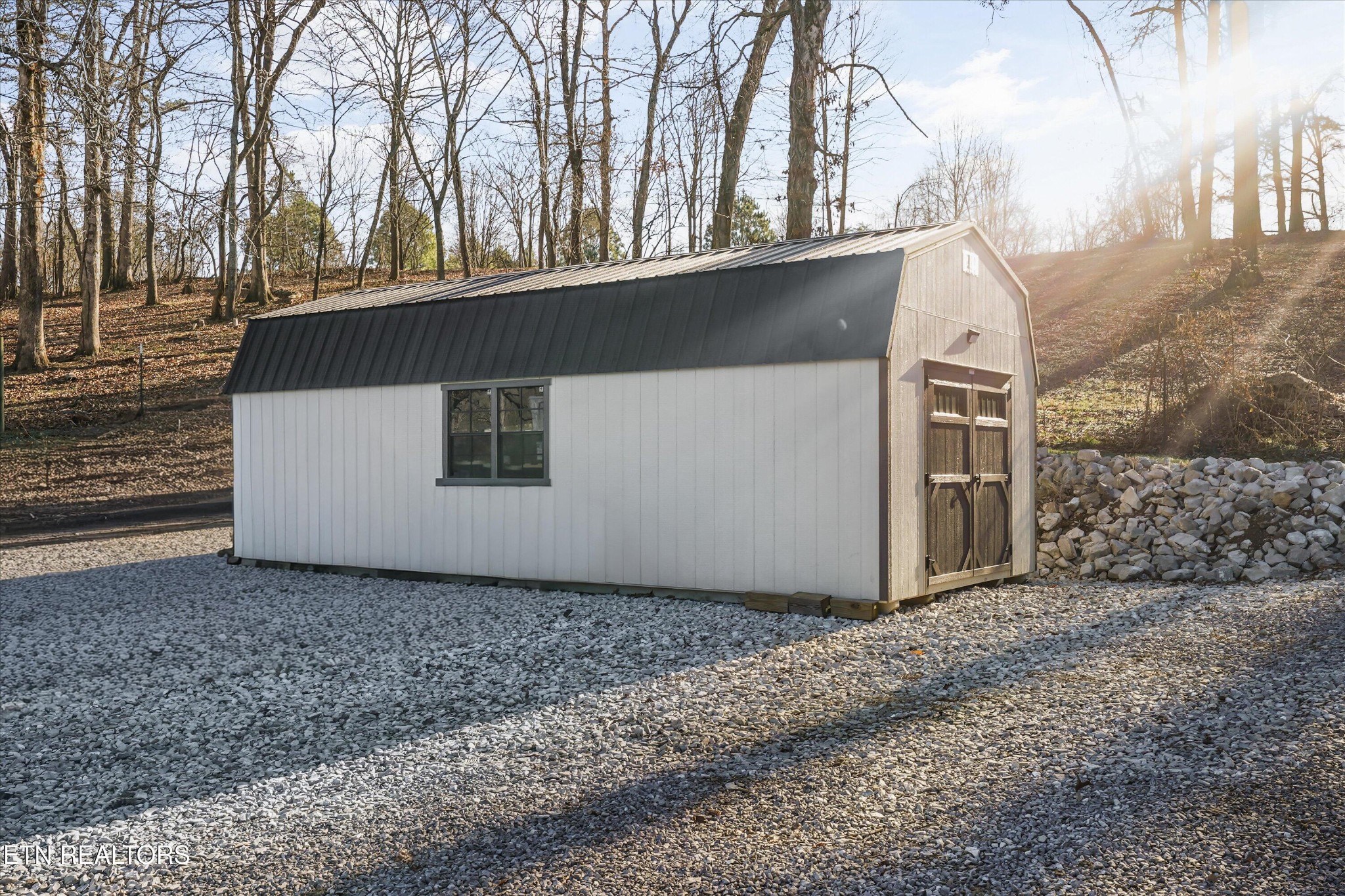 183 Laurel Road Clinton, TN 37716 - Photo 40 of 60 a view of a house with a large tree and wooden fence