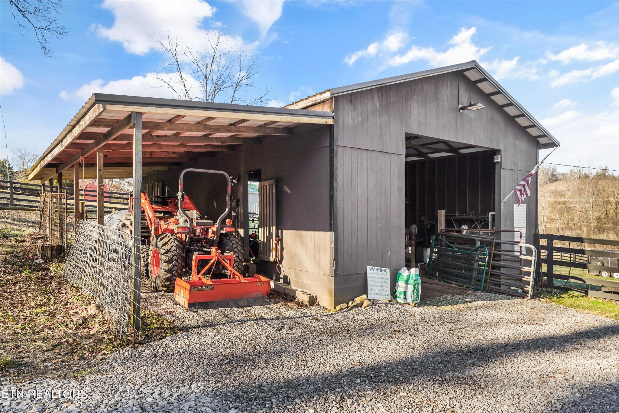 183 Laurel Road Clinton, TN 37716 - Photo 41 of 60 a view of a garage