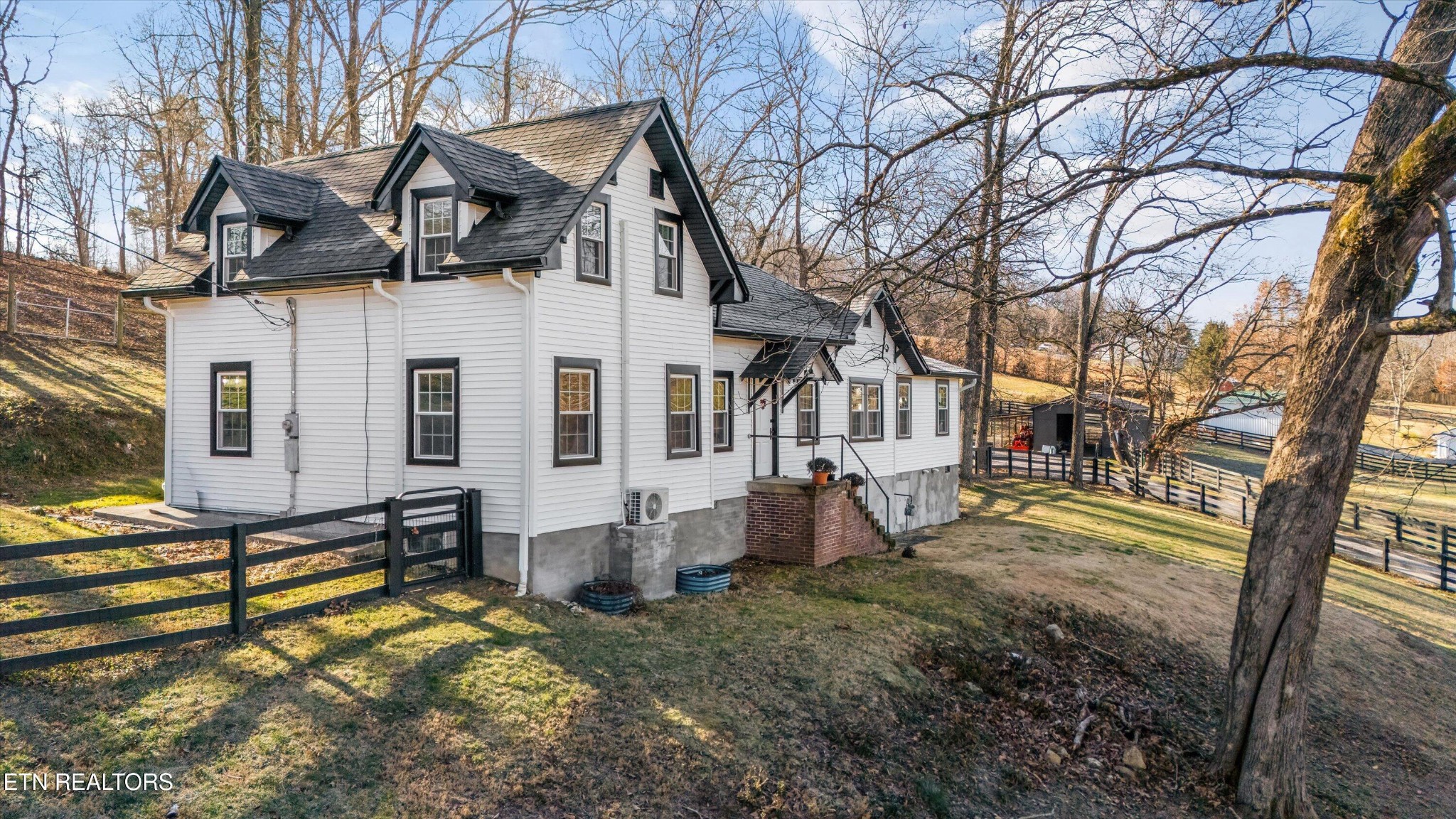 183 Laurel Road Clinton, TN 37716 - Photo 6 of 59 a view of a house with a yard