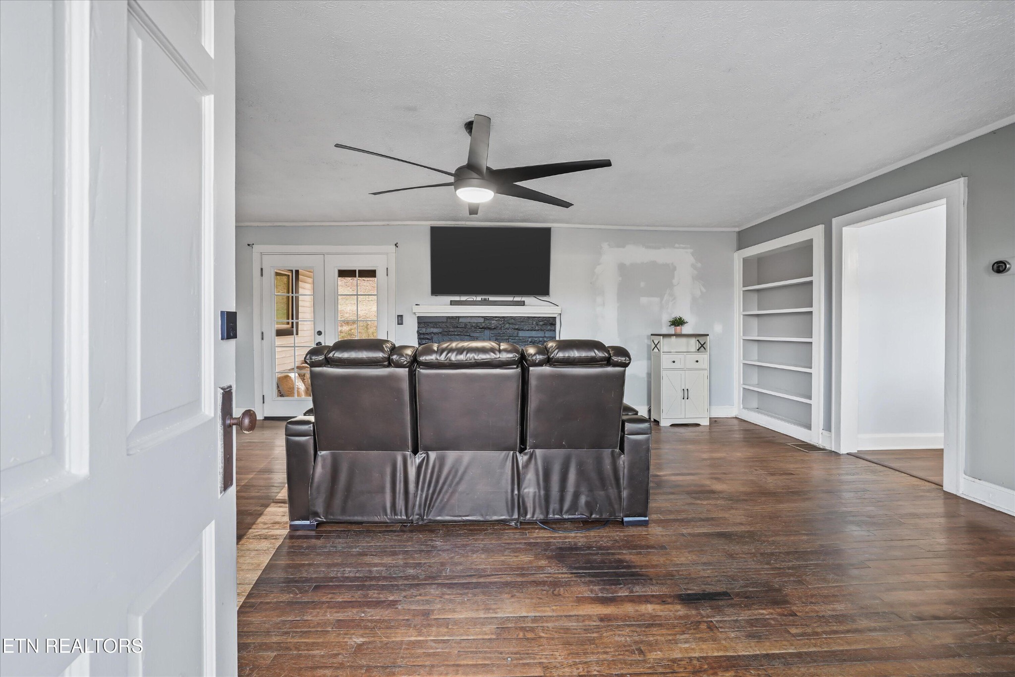 183 Laurel Road Clinton, TN 37716 - Photo 7 of 59 a living room with furniture and a flat screen tv